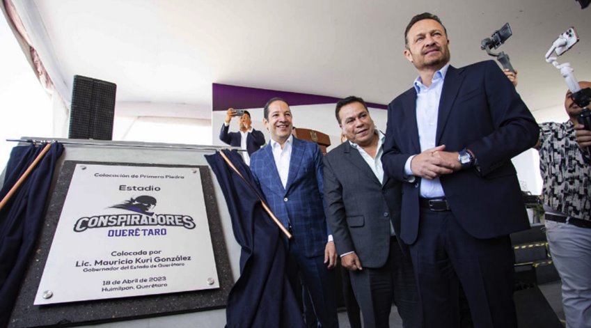 Colocan primera piedra del estadio Conspiradores de Querétaro