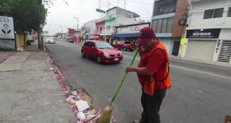 Dejan Av. Méndez “inundada” de basura tras desfile de carros alegóricos