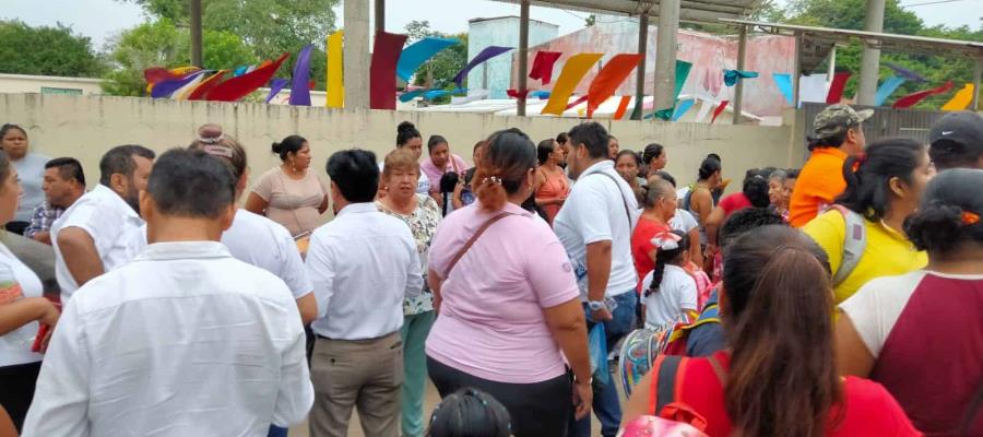 Automovilista se impacta contra barda de primaria en Centro, estudiantes y padres exigen reparación