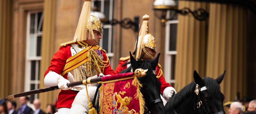 Rey Carlos III presenta nuevos estandartes y colores a las Fuerzas Armadas, a días de su coronación