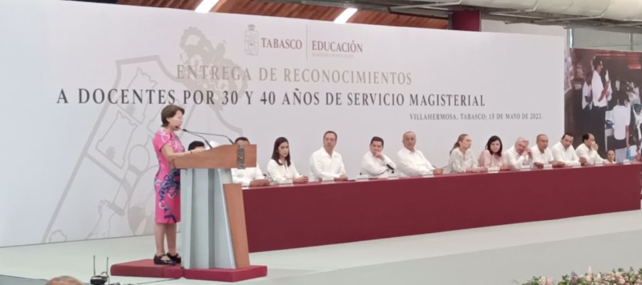 Maestros complementan educación de casa, remarca gobierno al entregarles reconocimiento en su día Maestros complementan educación de casa, remarca gobierno al entregarles reconocimiento en su día