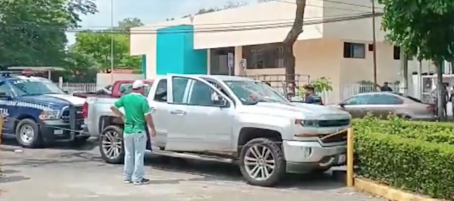 Convulsiona al volante y choca contra jardineras de la Fiscalía en Usumacinta