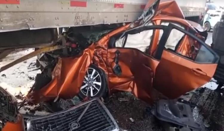 ¡Se salva de milagro! Sujeto choca contra tráiler en la Villahermosa-Frontera