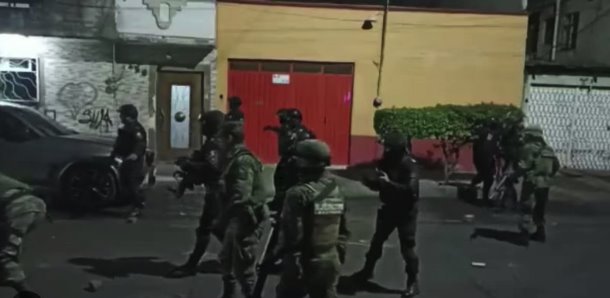 Apedrean a policías y agentes de la GN tras cateo en la alcaldía Venustiano Carranza; hay 4 detenidos