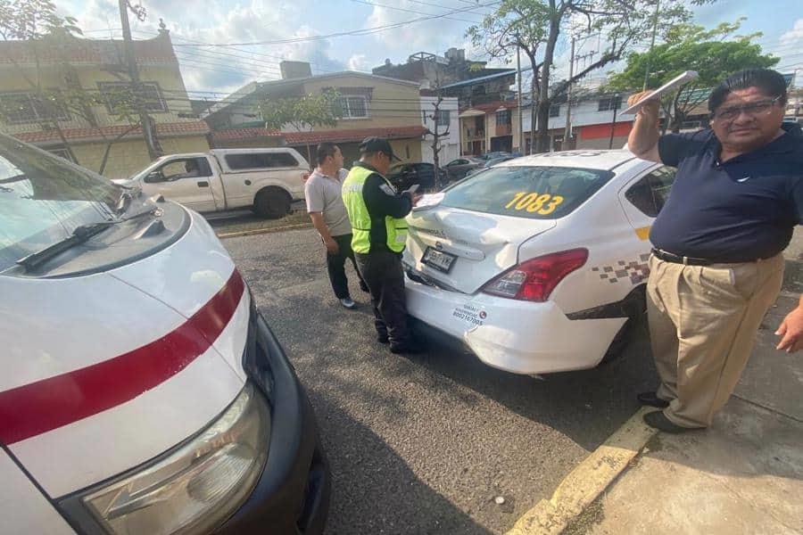 Por ‘carreritas’ combi choca contra taxi y deja 4 lesionados en Villahermosa