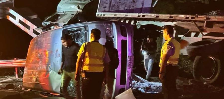 Mueren 9 turistas en accidente en Autopista del Sol en Guerrero