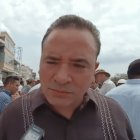 Choferes de taxis amarillos se plantan en Plaza de Armas, exigen salida de unidades piratas Choferes de taxis amarillos se plantan en Plaza de Armas, exigen salida de unidades piratas