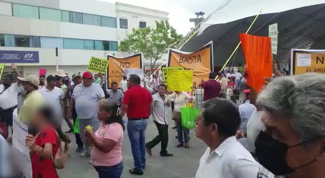 Choferes de taxis amarillos se plantan en Plaza de Armas, exigen salida de unidades piratas