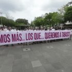 Choferes de taxis amarillos se plantan en Plaza de Armas, exigen salida de unidades piratas Choferes de taxis amarillos se plantan en Plaza de Armas, exigen salida de unidades piratas