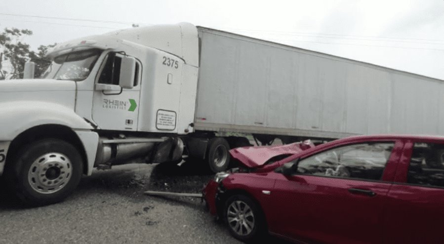Riega tráiler 500 litros de diésel en la Villahermosa-Macuspana tras choque contra automovilista