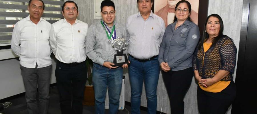 Gana estudiante de la UJAT medalla platino en concurso de ciencias INFOMATRIX México 2023