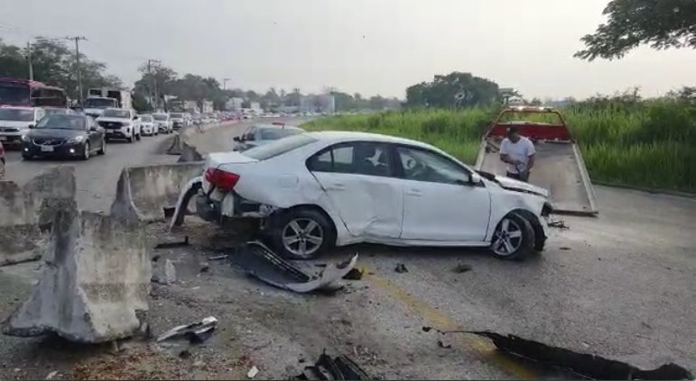 Se pestañea al volante y termina reventando muros en la Nacajuca-Villahermosa