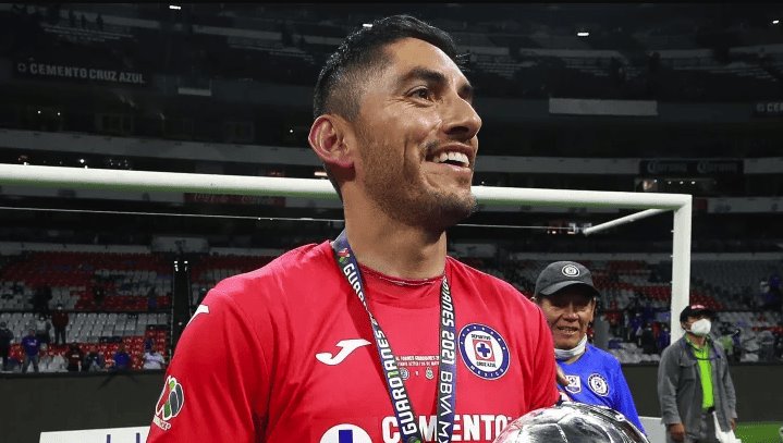 “Chuy” Corona no renueva con Cruz Azul y saldrá del equipo tras 14 años