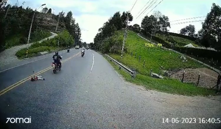 Niña sale ilesa luego de cruzar la calle sin precaución y ser golpeada por motocicleta