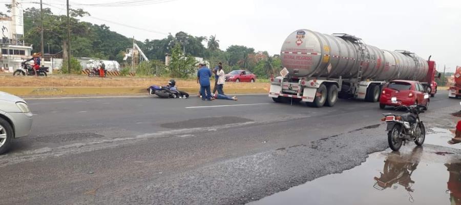 Pipa impacta a motociclista en la Paraíso-Comalcalco Pipa impacta a motociclista en la Paraíso-Comalcalco