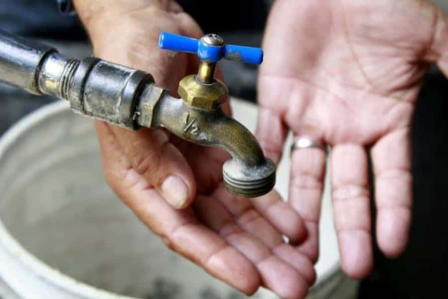 CFE deja sin agua a localidades de Nacajuca al romper tubería por colocar poste