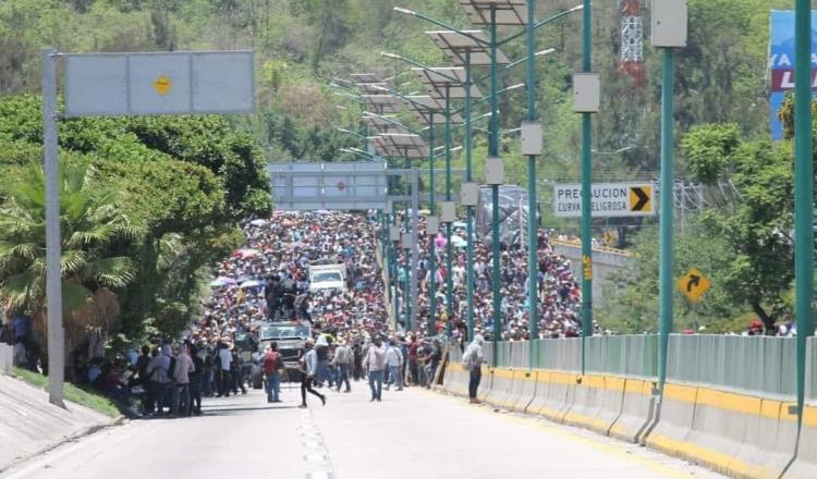 Con toma de rehenes y vehículo “rino”, manifestantes provocan caos en Chilpancingo, Guerrero