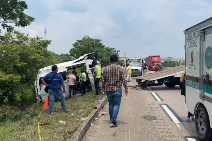 ¡Tragedia! 5 muertos y 13 heridos deja choque en Palo Mulato, Huimanguillo