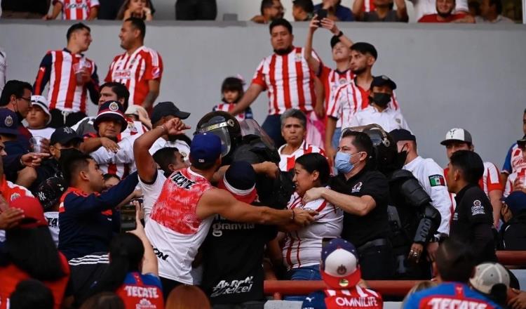 Aficionados de Chivas desatan campal tras eliminación de Leagues Cup