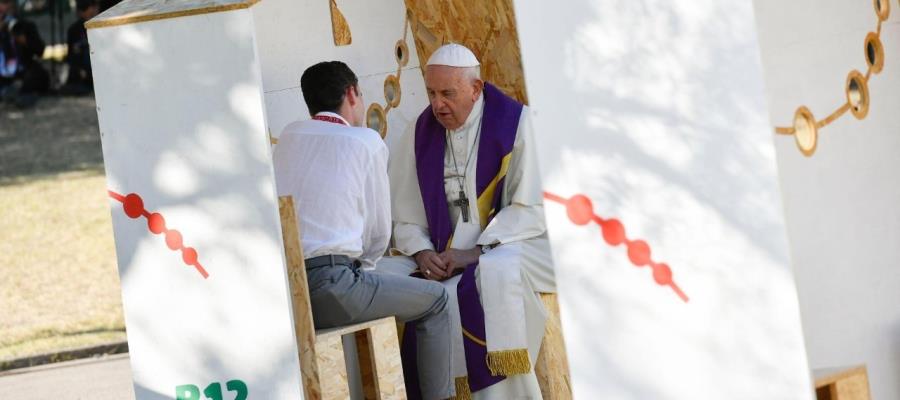 Papa Francisco confiesa a 3 jóvenes durante la JMJ