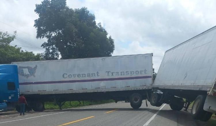 Tráiler intenta dar vuelta en “U” en la Villahermosa-Frontera y queda calzado