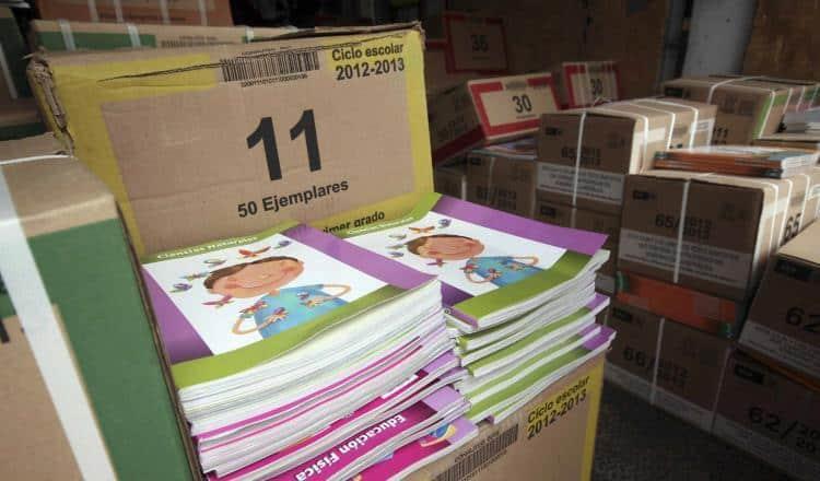 Gobernadores que frenan distribución de libros, actúan de manera “sectaria” y “politiquera”: AMLO