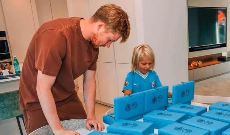 Kevin de Bruyne regala iPhones personalizados a sus compañeros del City por triplete