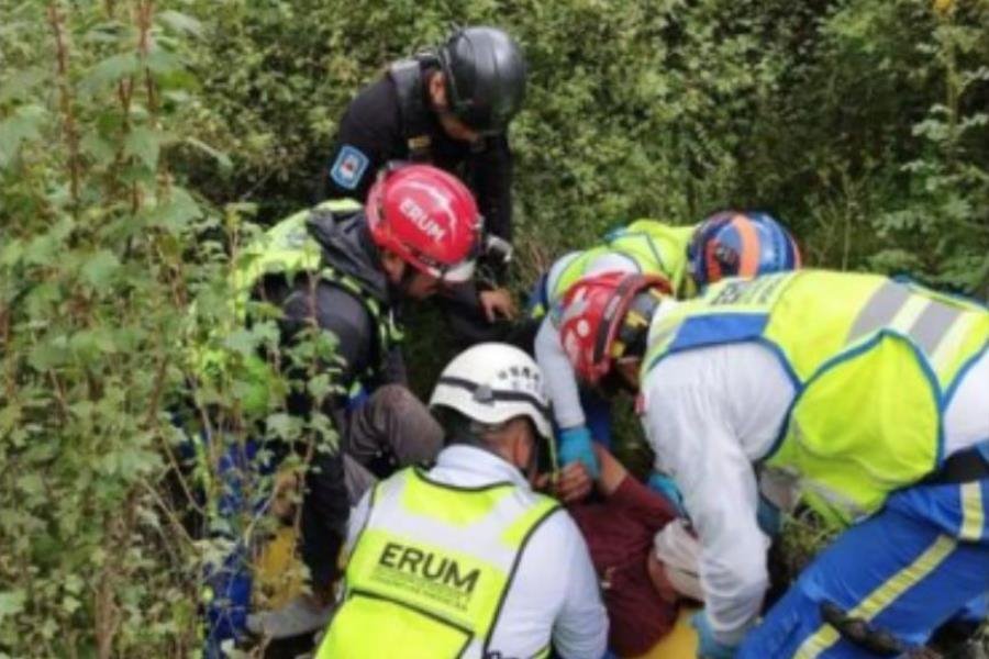 Joven cae a volcán de Xitle y es rescatado con vida