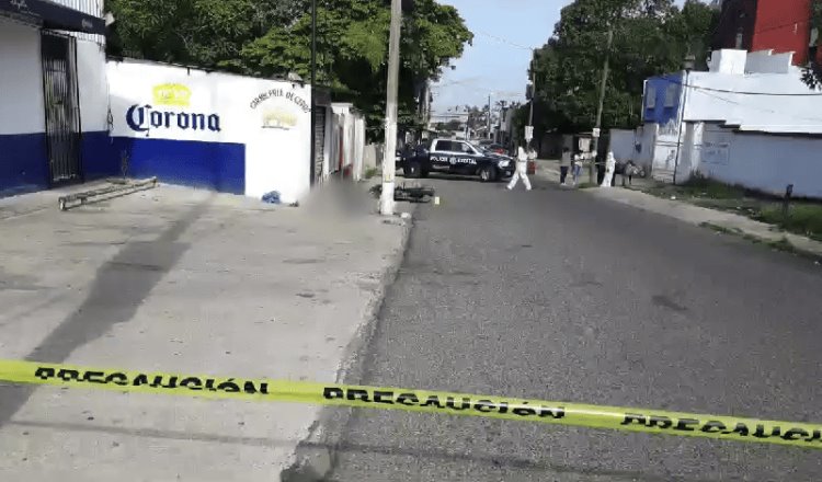 ¡No traía casco! Motociclista choca contra carnicería en Punta Brava y muere