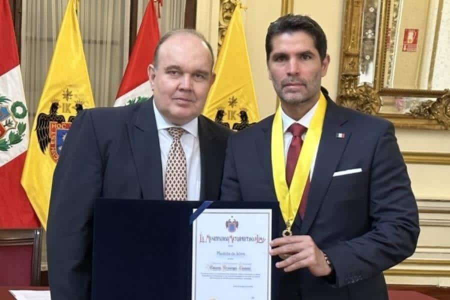 Eduardo Verástegui recibe Medalla de Honor en Perú