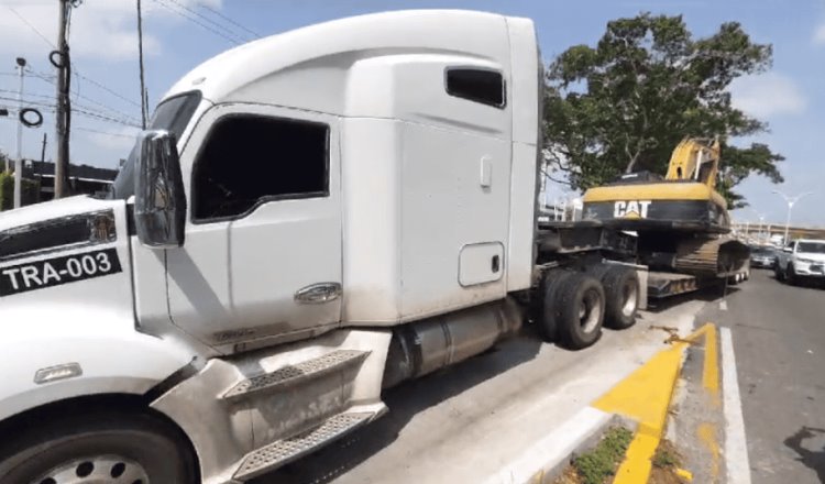 Tráiler que se dirigía al Tren Maya queda calzado en Ruiz Cortines