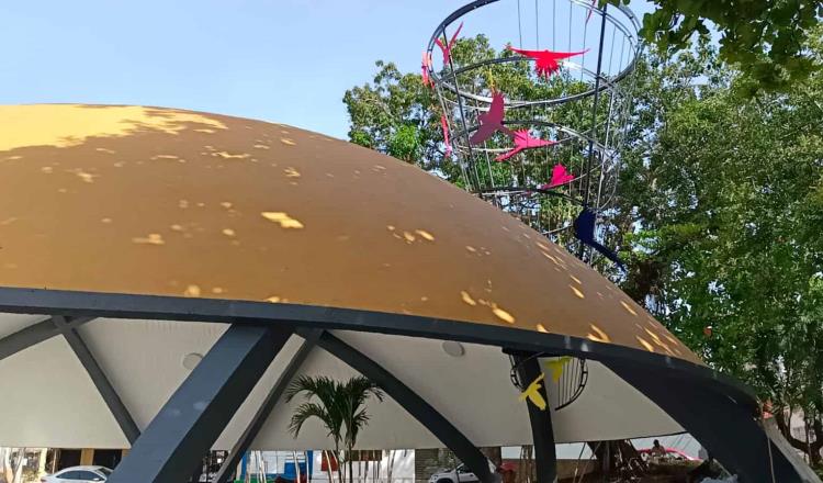 Colocan siluetas decorativas del proyecto Vuelo en Libertad en el parque Los Guacamayos