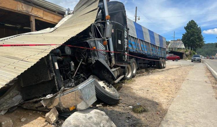 Graves 2 rusos tras accidente con tráiler en Chiapas