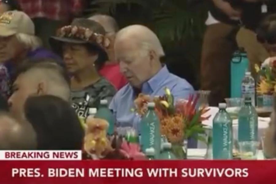 Señalan a Biden de dormirse en homenaje a víctimas de incendios en Hawái