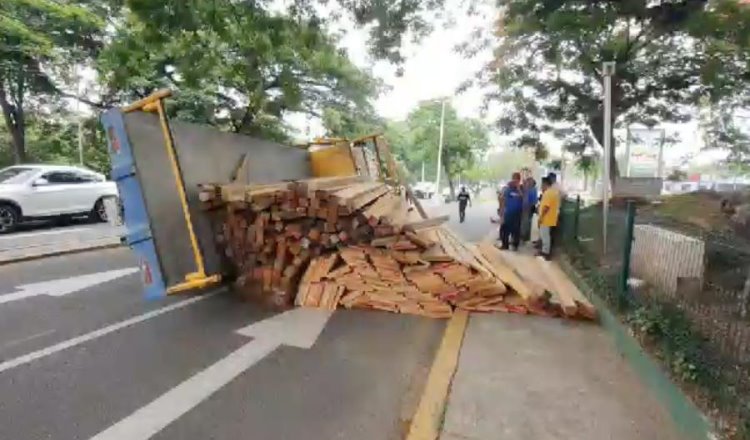 ¡Le gana peso! Camión cargado con madera vuelca en Tabasco 2000