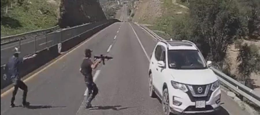 Con metralleta en mano despojan a pareja de camioneta en carretera de Jalisco Con metralleta en mano despojan a pareja de camioneta en carretera de Jalisco