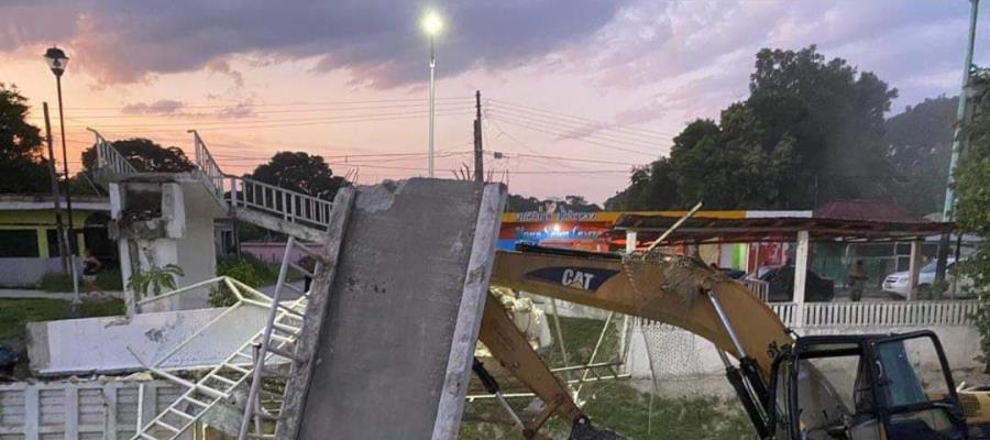 Tráiler con maquinaria para Tren Maya derriba puente peatonal en Quintana Roo