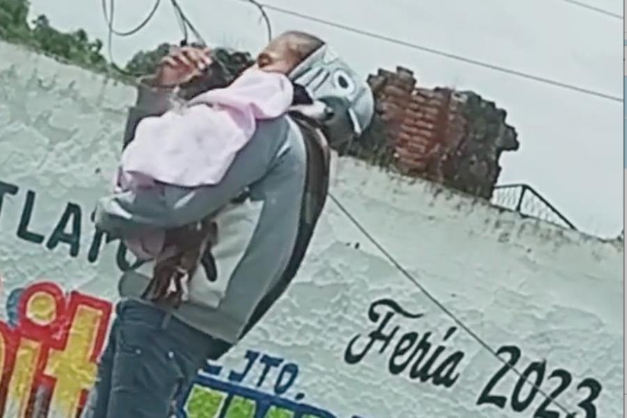 Descubren a mujer que pedía dinero para su bebé, pero cargaba un perro