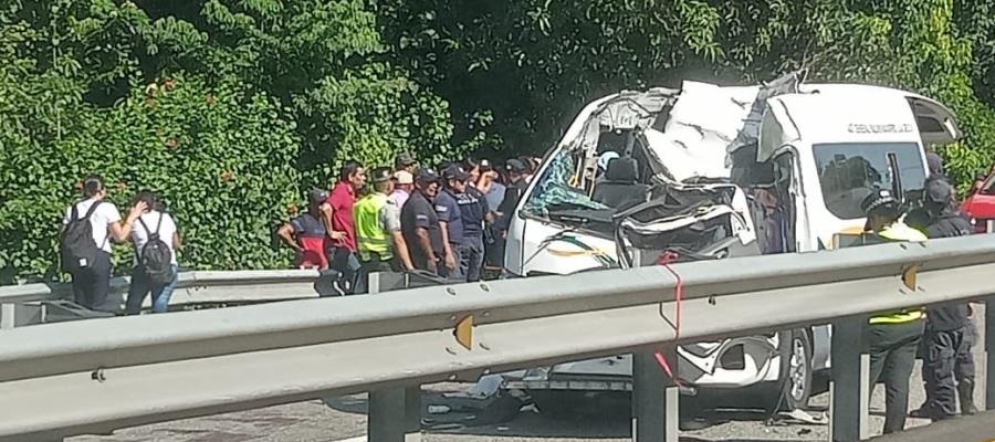 Llanta de tráiler se desprende e impacta unidad de transporte público en Chiapas; hay 2 muertos y cuatro heridos