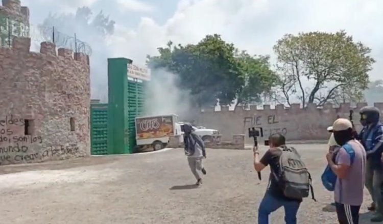 Normalistas lanzan bombas molotov contra zona militar de Chilpancingo a 9 años de Ayotzinapa