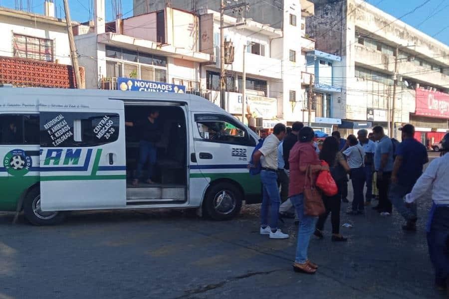 Por ganar pasaje, chofer de combi atropella a mujer en el Pino Suárez