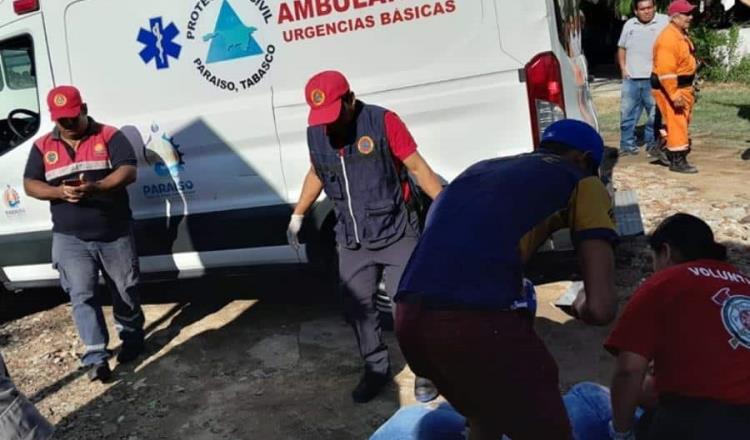 ¡Libra la muerte! Motociclista se salva de ser aplastada por tráiler en Paraíso