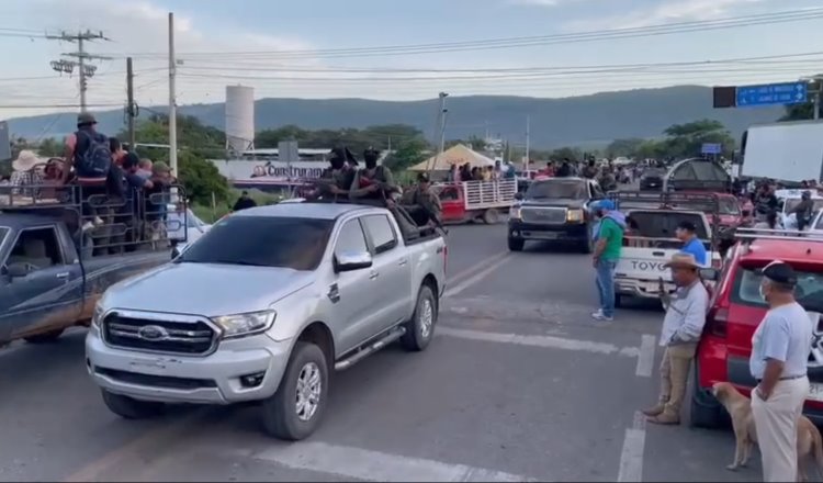 Habitantes vitorean a presuntos integrantes del Cártel de Sinaloa al arribar en caravana a Chiapas