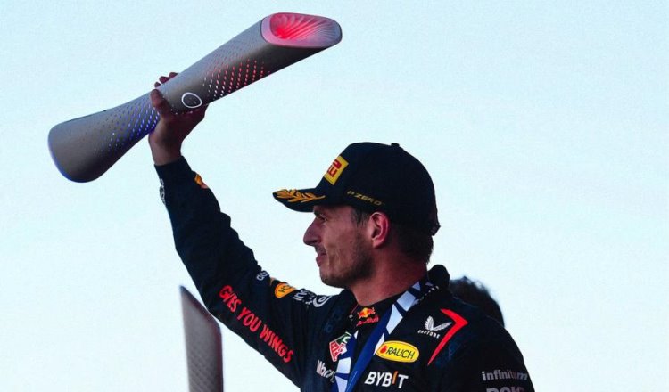 Verstappen gana trofeo que enciende luces con beso en GP de Japón