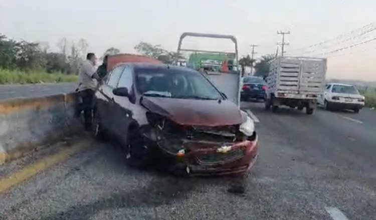 ¡Por ir a las carreras! Mujer choca contra muro de contención en la Teapa-Villahermosa