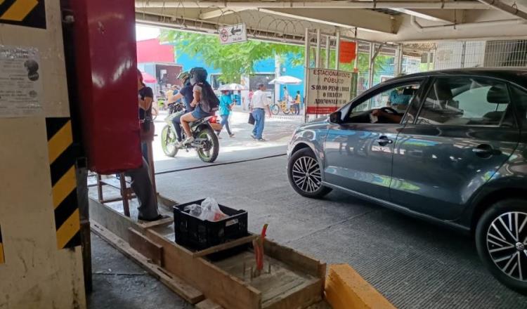 Piden locatarios del Pino Suárez les aclaren si colocación de plumas en estacionamiento los obligará a pagar acceso