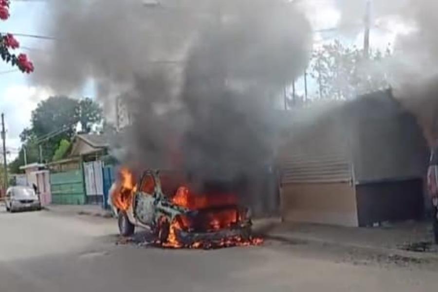 ¡Otra vez Cárdenas! ahora incendian 2 camionetas en “Camino vecinal”