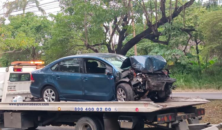 Fallece conductor al chocar con árbol en la colonia Casa Blanca 