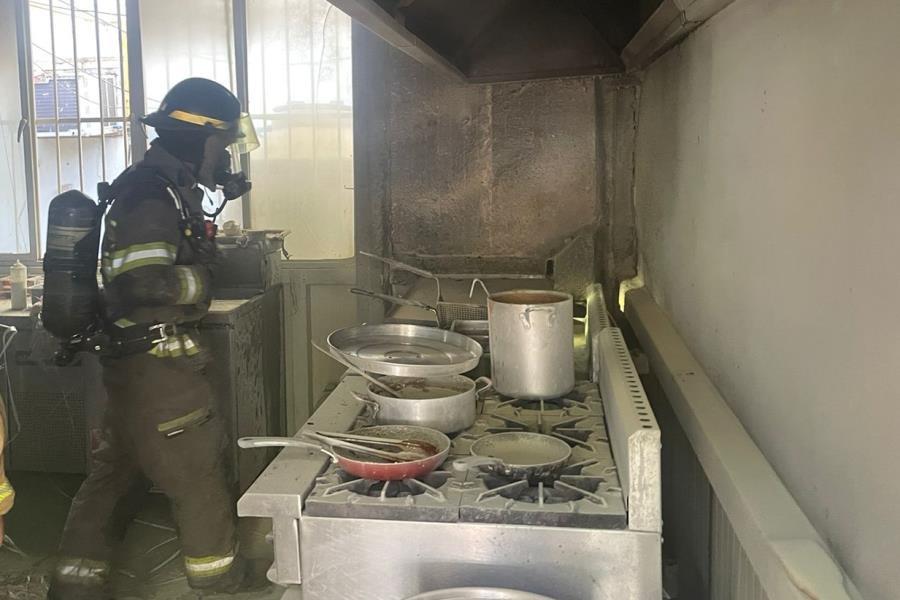 Evacúan a más de 2 mil 500 personas por incendio en cafetería de Universidad de Sonora