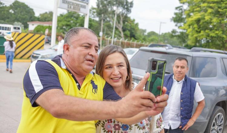 Abuchean a Xóchitl en parada que hizo en trayecto a Comalcalco